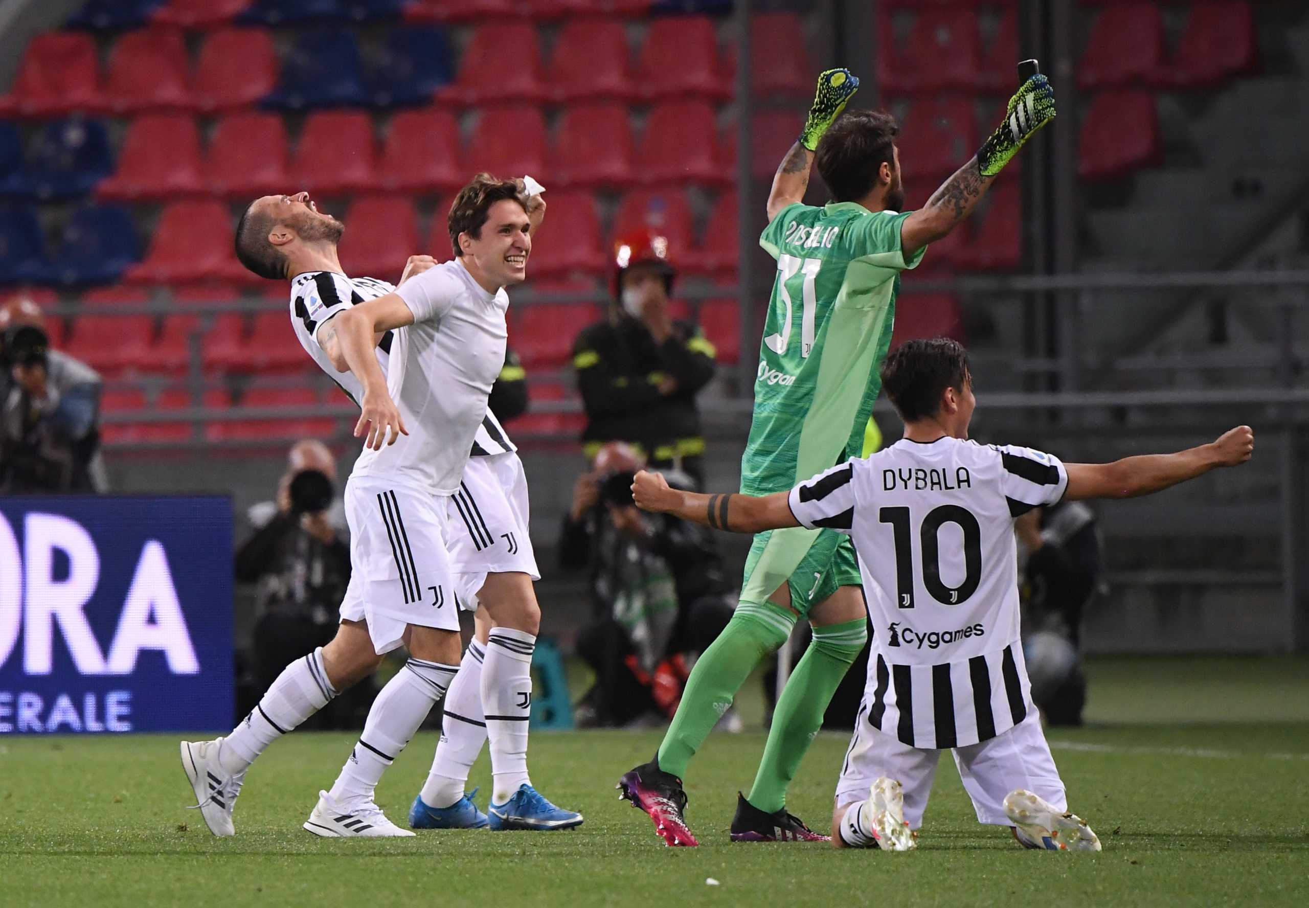 Soccer Football - Serie A - Bologna v Juventus - Stadio Renato Dall'Ara, Bologna, Italy - May 23, 2021 Juventus' Paulo Dybala celebrates qualifying for the Champions League with teammates REUTERS