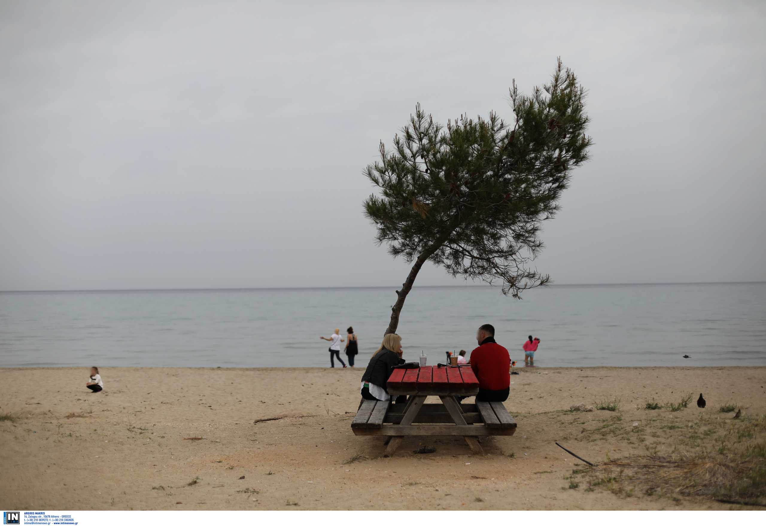 Καιρός σήμερα: Ζέστη με μποφόρ και μπόρες