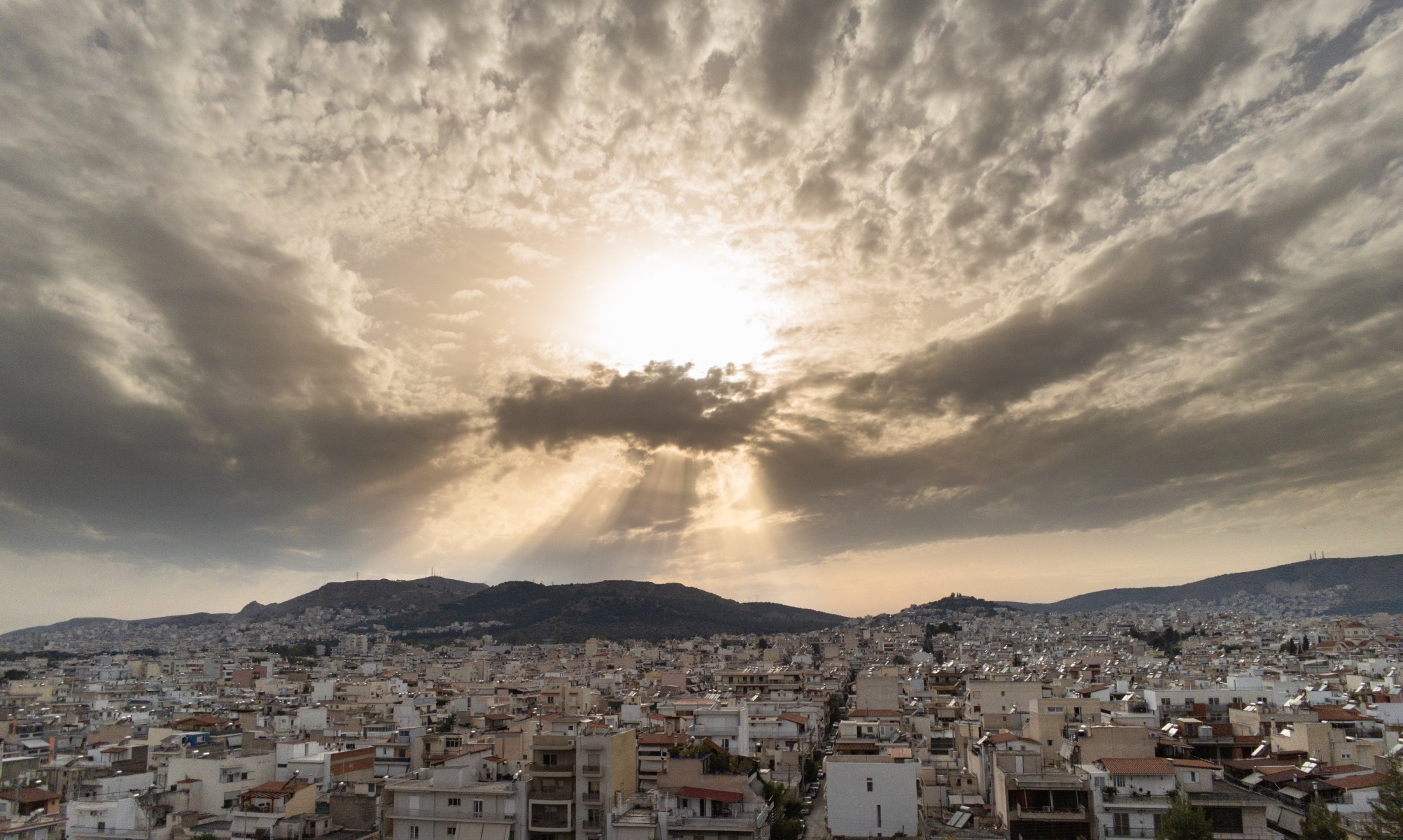 Καιρός αύριο: Ζέστες με 37 βαθμούς, σκόνη και τοπικές βροχές – Πού θα πέσουν