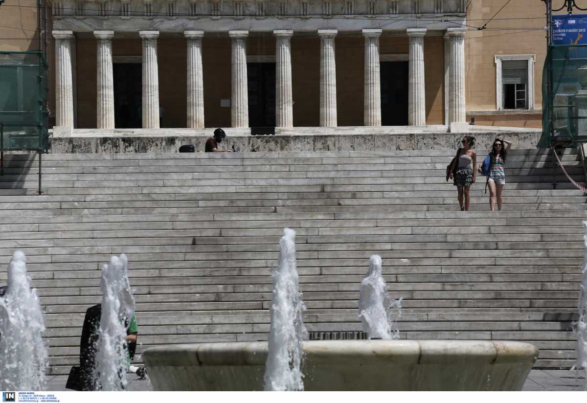 Καιρός αύριο: 33 βαθμούς θα «χτυπήσει» η θερμοκρασία – Πού θα βρέχει