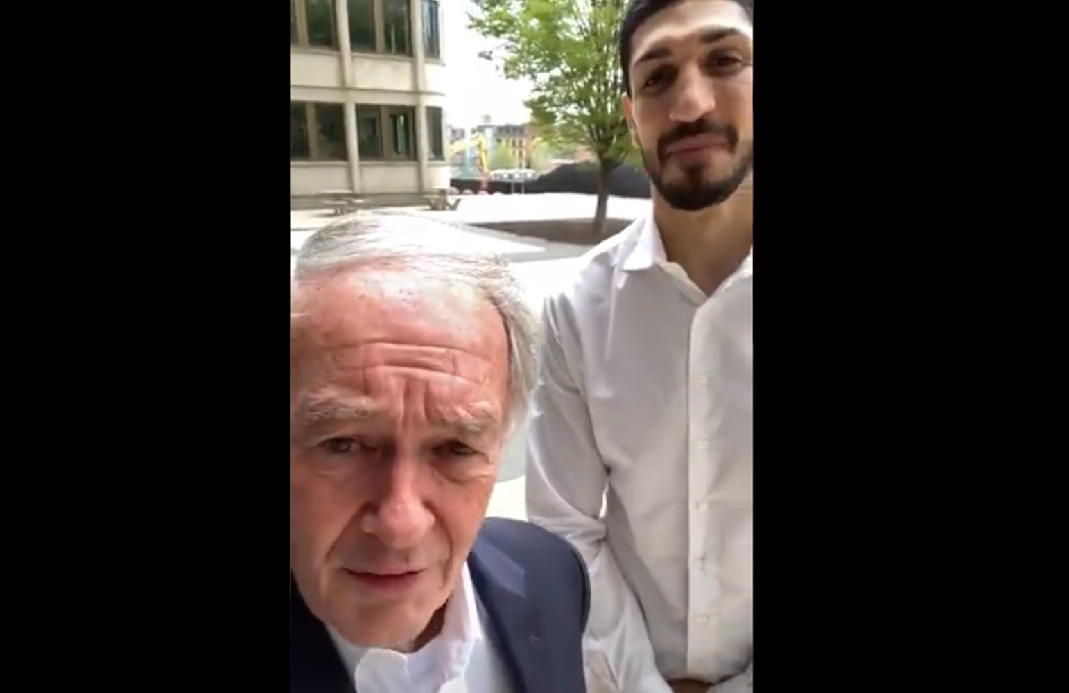 Αμερικανός γερουσιαστής έβγαλε selfie με τον Καντέρ προκαλώντας οργισμένες αντιδράσεις στην Τουρκία