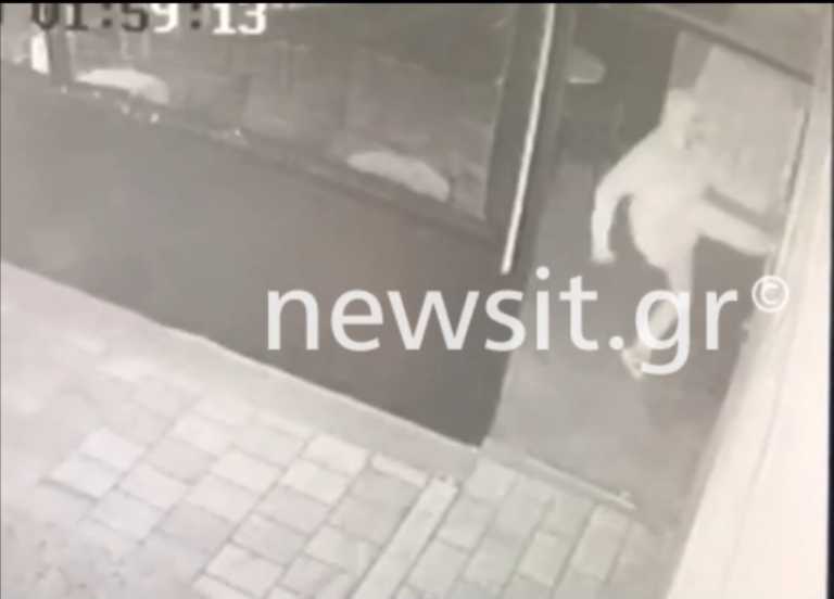 Video ντοκουμέντο: Διαρρήκτης «καρατέκα» μπούκαρε σε καταστήματα σπάζοντας τις τζαμαρίες με κλωτσιές