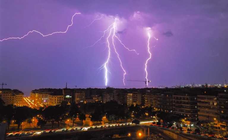 Καιρός: Κακοκαιρία σε δυο κύματα – Επικίνδυνα φαινόμενα, βροχοθύελλες και χαλάζι στην Αττική