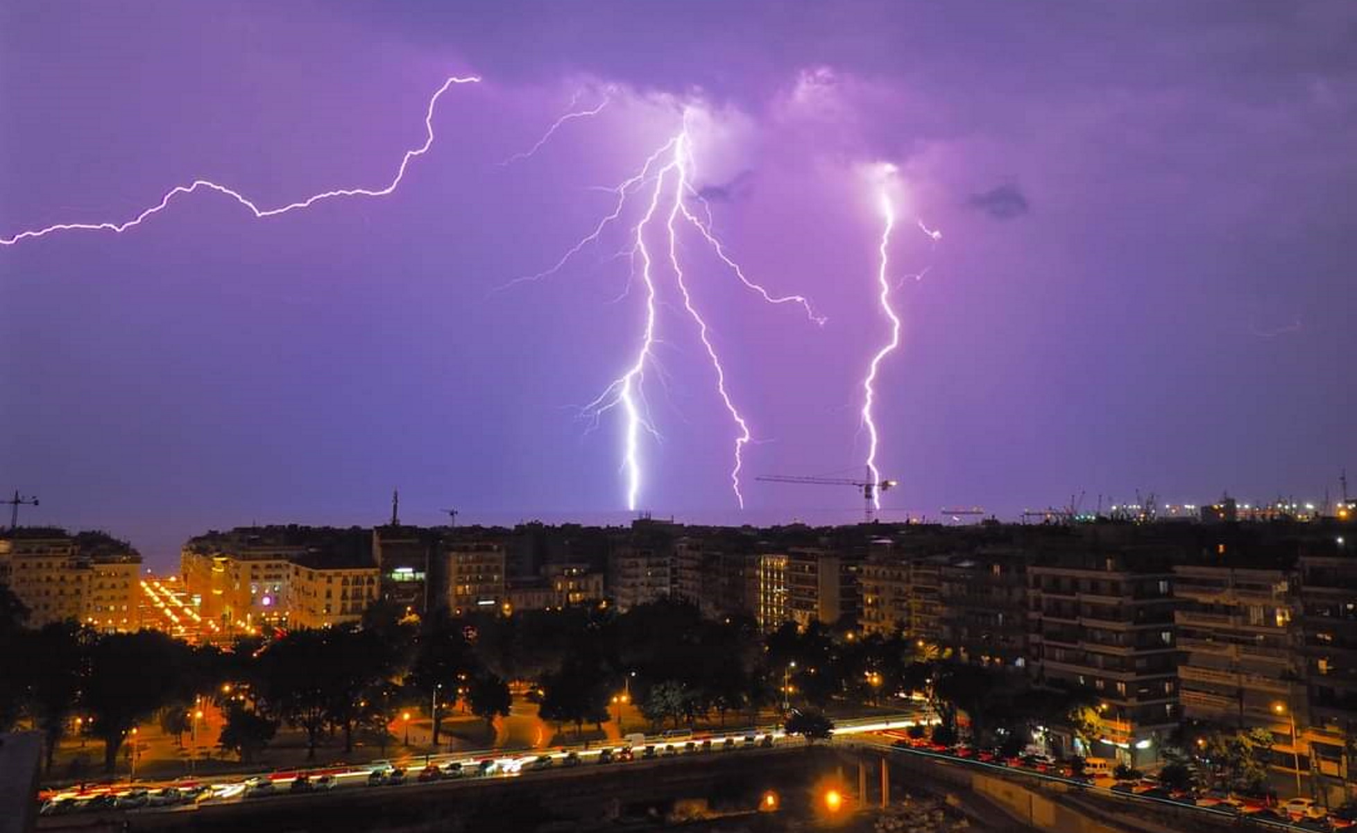 Καιρός: Κακοκαιρία σε δυο κύματα – Επικίνδυνα φαινόμενα, βροχοθύελλες και χαλάζι στην Αττική