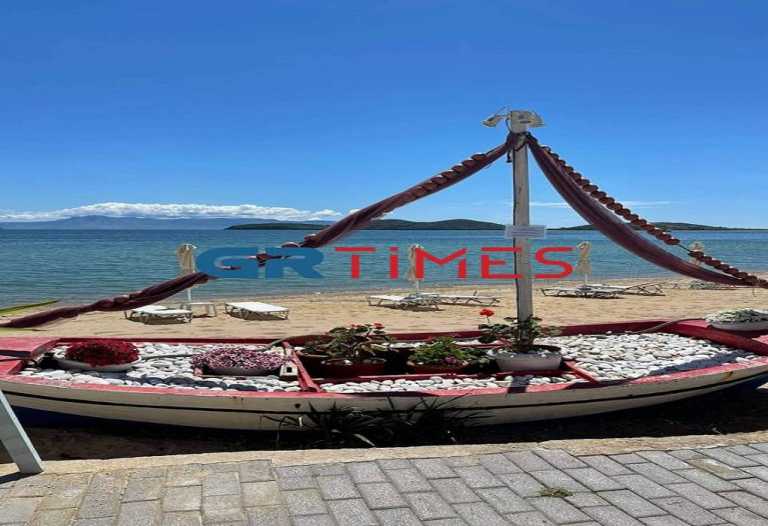 Καβάλα: Ανοιχτά αλλά χωρίς πελάτες τα διάσημα beach bar στους Αμμόλοφους (pics)