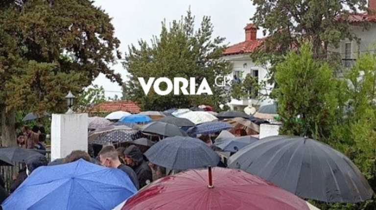 Θεσσαλονίκη: Κοσμοσυρροή σε κηδεία ιερέα που πέθανε από κορονοϊό – Ούτε η βροχή μείωσε την προσέλευση (video)