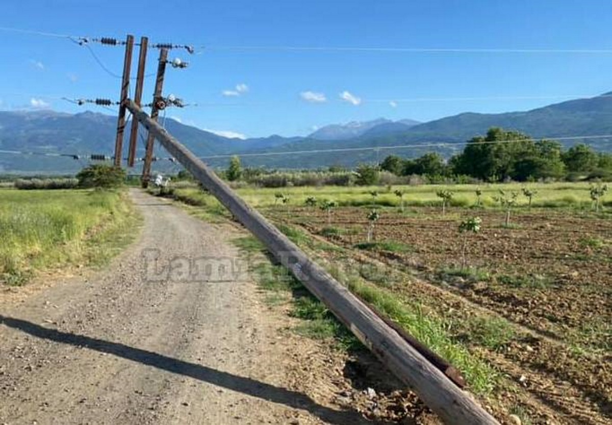 Ο δυνατός αέρας «ξήλωσε» κολώνα της ΔΕΗ στη Φθιώτιδα (pics)