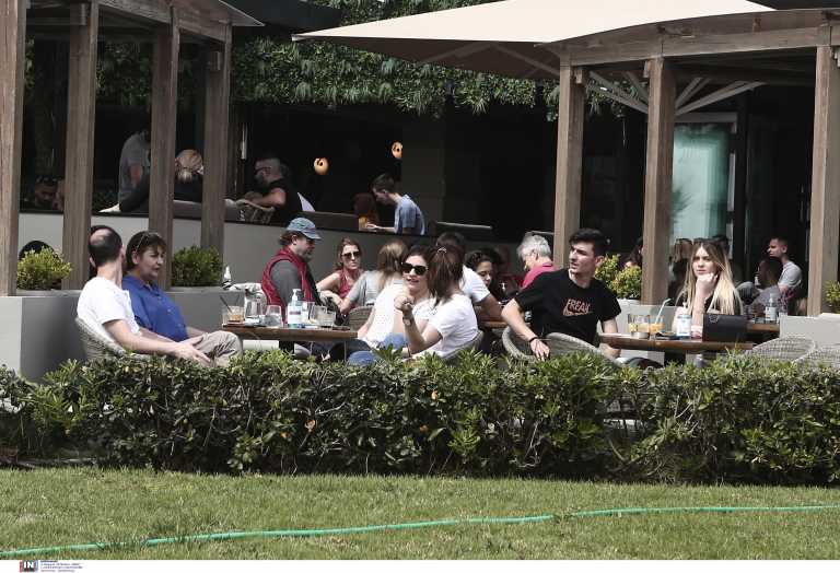 Covid free εστιατόρια, μπαρ και καφέ από 15 Ιουλίου - 18.000 ραντεβού για εμβολιασμό μέσα σε λίγες ώρες μετά το Freedom Pass