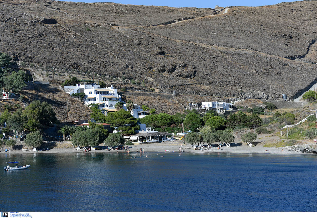 Το νησί δίπλα στην Αθήνα που έχει μία παραλία για καθεμία μέρα του καλοκαιριού