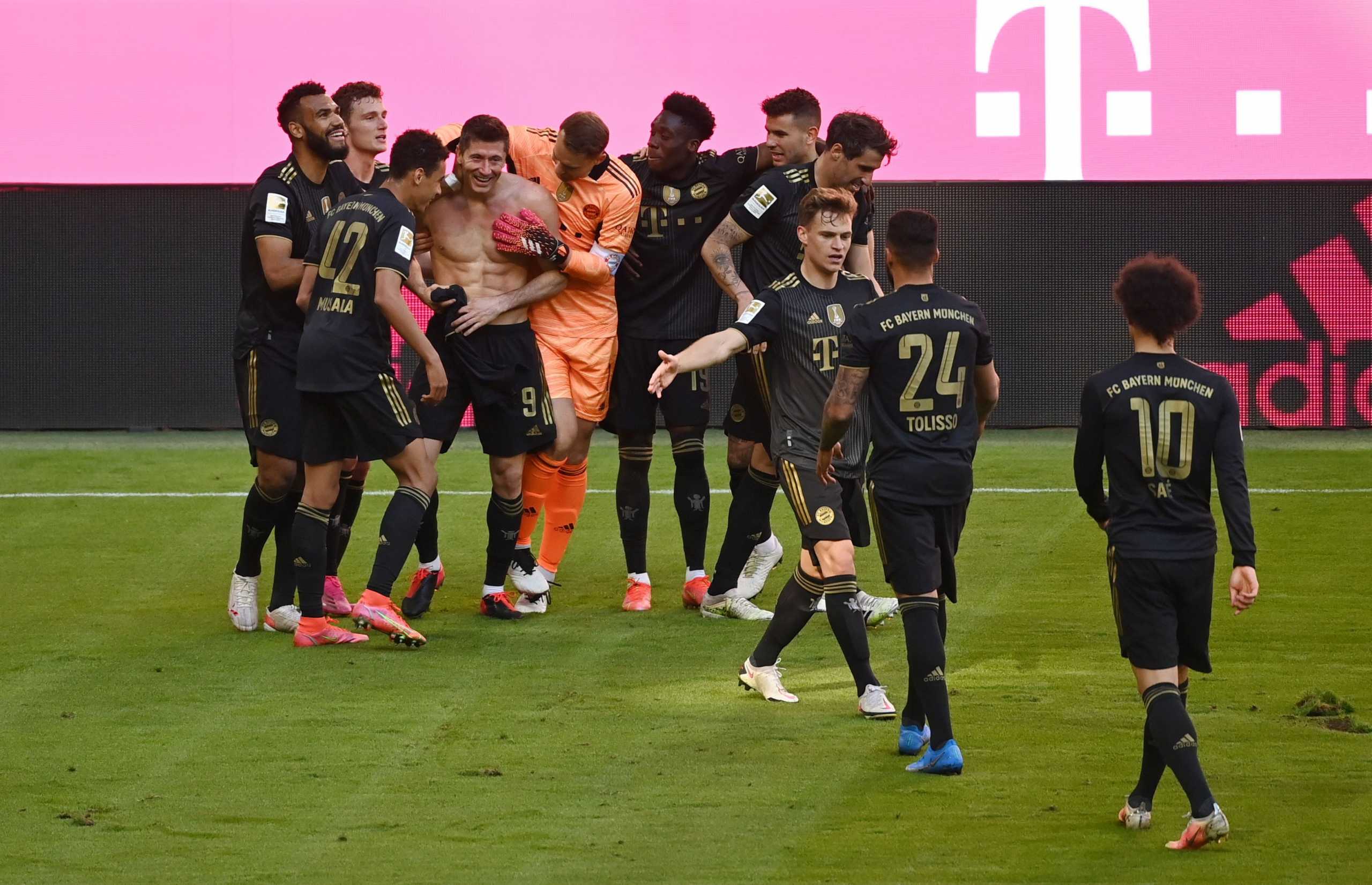 Soccer Football - Bundesliga - Bayern Munich v FC Augsburg - Allianz Arena, Munich, Germany - May 22, 2021 Bayern Munich's Robert Lewandowski celebrates scoring their fifth goal with teammates Pool via REUTERS