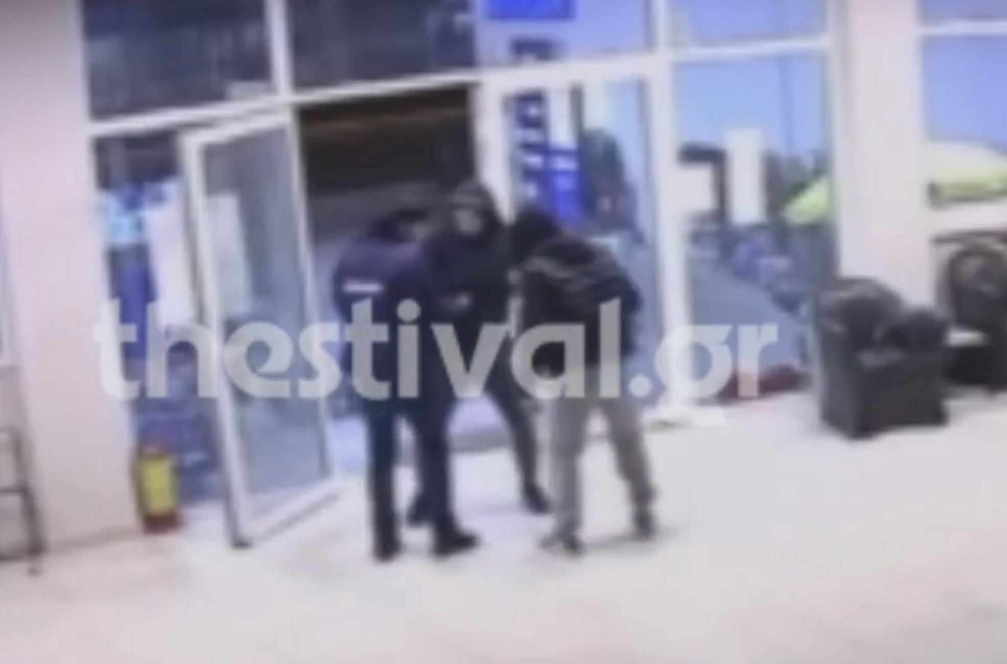 Θεσσαλονίκη: Βίντεο ντοκουμέντο με ληστεία σε βενζινάδικο – Τρόμος για τον υπάλληλο (video)