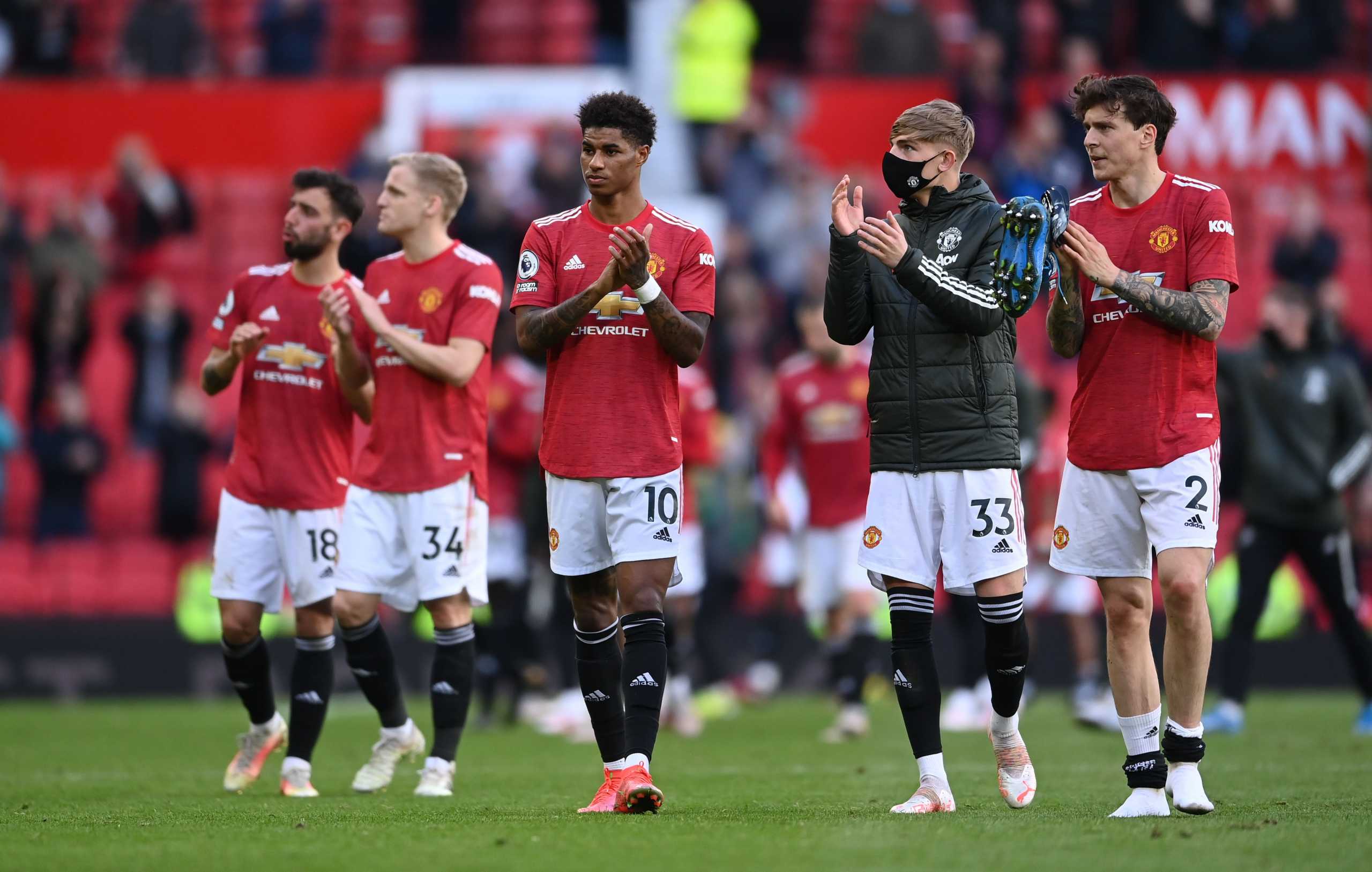 Soccer Football - Premier League - Manchester United v Fulham - Old Trafford, Manchester, Britain - May 18, 2021 Manchester United's Marcus Rashford and teammates applaud fans during a lap of appreciation after the match Pool via REUTERS