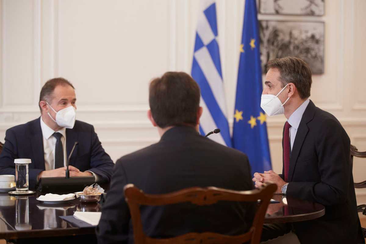 (Ξένη Δημοσίευση) Ο πρωθυπουργός Κυριάκος Μητσοτάκης συνομιλεί με τον γενικό διευθυντή της FRONTEX, Fabrice Leggeri, κατά την διάρκεια της συνάντησης τους στο Μέγαρο Μαξίμου, Παρασκευή 21 Μαΐου 2021. ΑΠΕ-ΜΠΕ