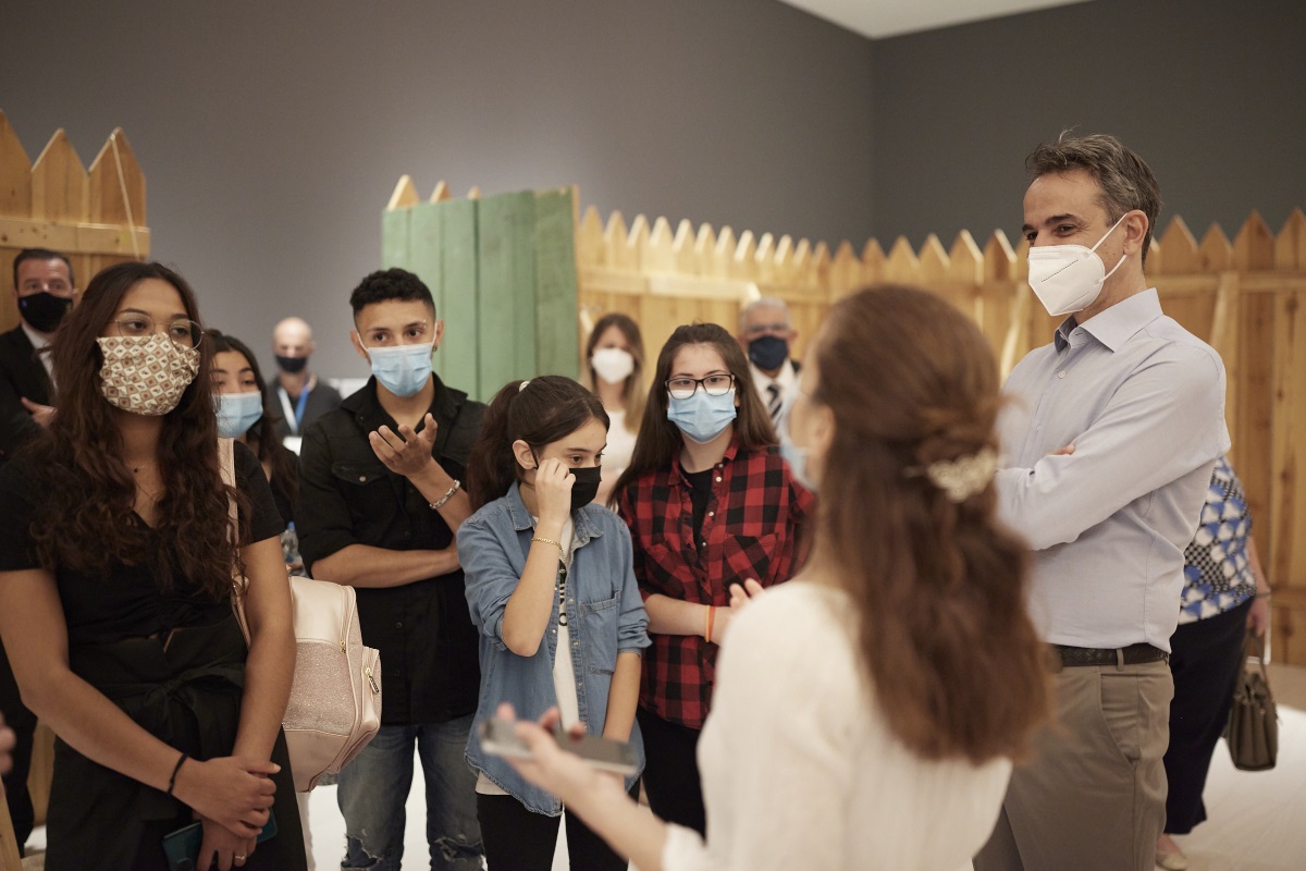 Επίσκεψη Μητσοτάκη στο Μουσείο Μοντέρνας Τέχνης με 5 μαθητές από το Σκαγιοπούλειο Ορφανοτροφείο