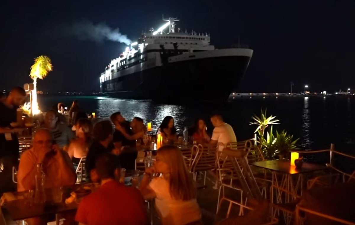 Χίος: Αυτό είναι το μοναδικό μπαρ της Ελλάδας που τα πλοία περνούν δίπλα από τους θαμώνες (video)