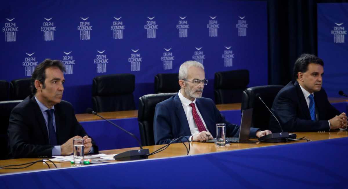 Από αριστερά Καθηγητής Γιώργος Παγουλάτος, Οικονιμικό Πανεπιστήμιο Αθηνών, κ. Δημήτρης Μαύρος, Διευθύνων  Σύμβουλος, MRB, Ιωάννης Γρηγοριάδης, Αν. Καθηγητής, Bilkent University
