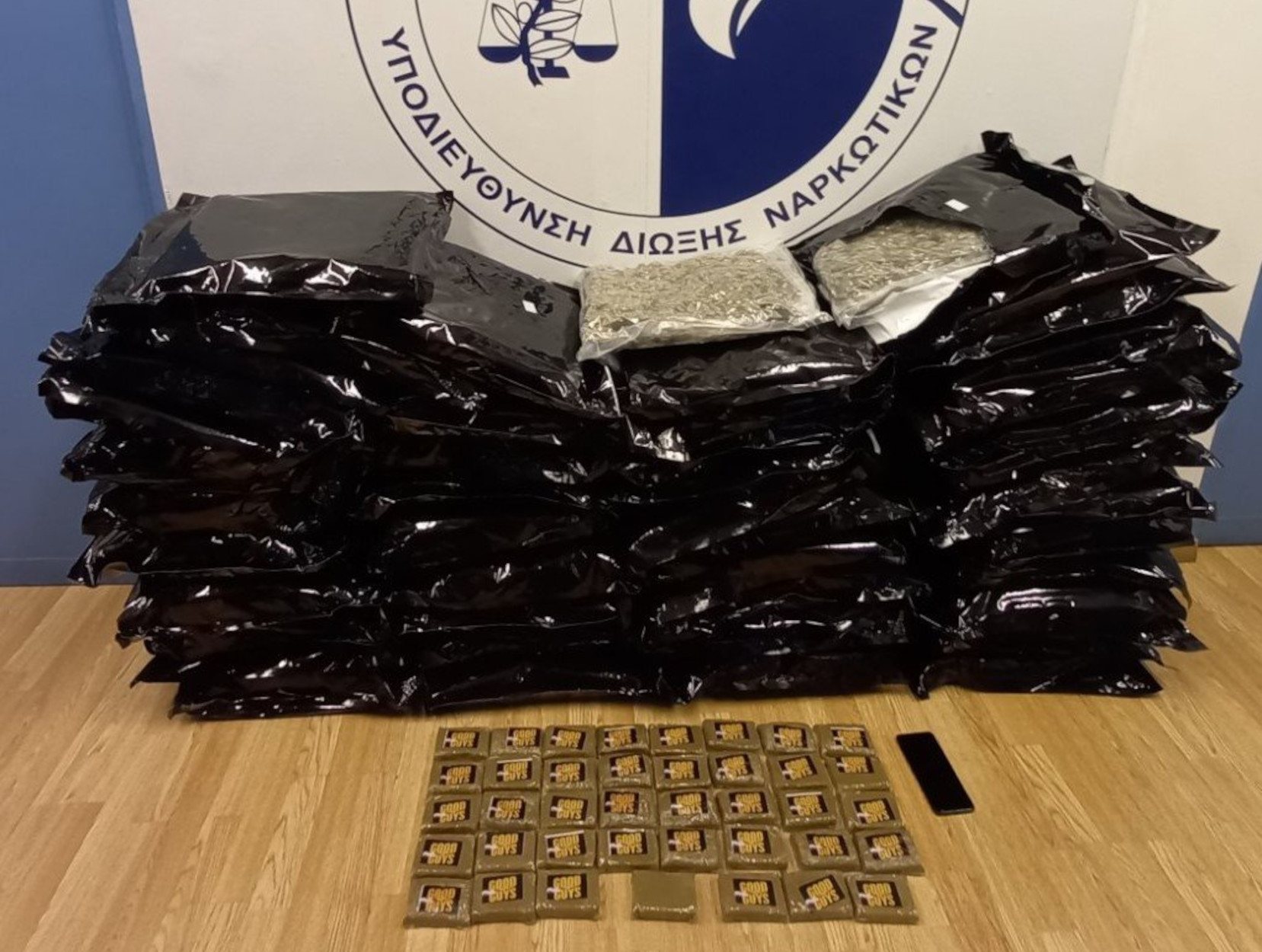Πάτρα: Προσπάθησε να περάσει 58 κιλά ναρκωτικά μέσα σε… κούτες από πλακάκια αλλά τον εντόπισαν και συνελήφθη (photos)