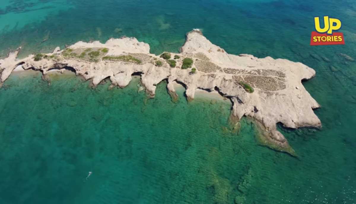 Αττική: Το νησάκι Ντούνη με τις δαντελένιες ακρογιαλιές που πας με τα πόδια (video)