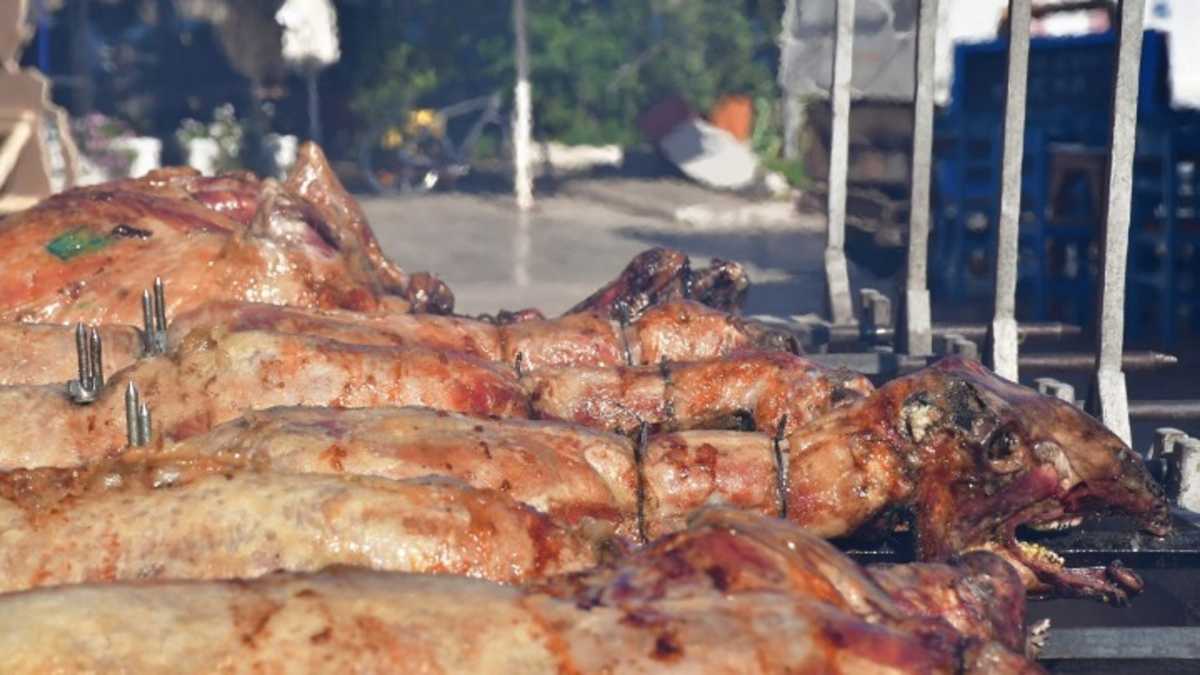 Πάσχα στη Λαμία: Οι σούβλες πήραν φωτιά – Καπνός σκέπασε τον ουρανό (pics, vid)