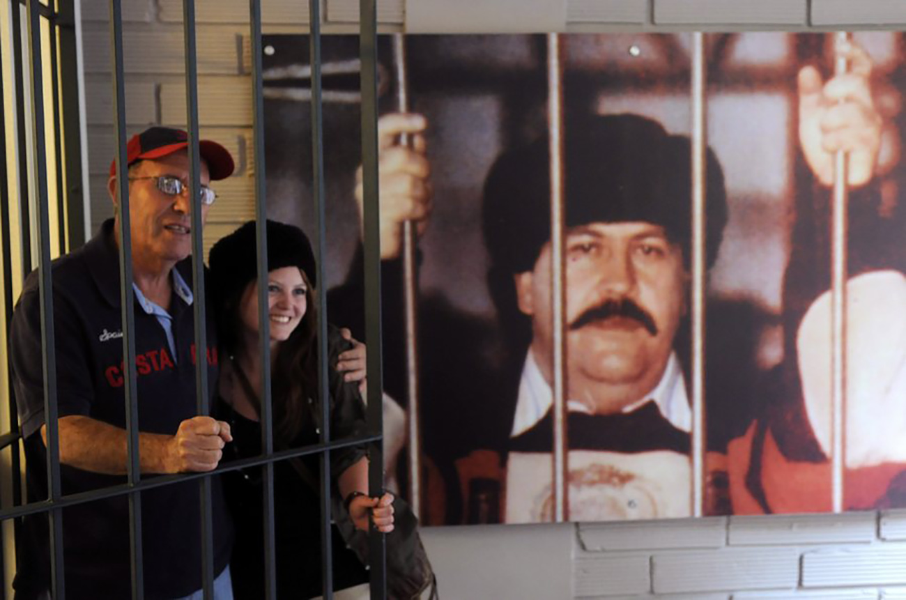 epa03102783 A picture made availbale on 12 February 2012 shows Roberto Escobar Gaviria, alias 'El Osito' (L), brother of Colombian drug trafficker Pablo Escobar, posing with a tourist during the 'Tour Pablo Escobar', at his house in Medellin, Colombia, 27 January 2012.Escobar's family organizes the tour showing some of the representative places of Escobar's life as world's main drug trafficker.  EPA