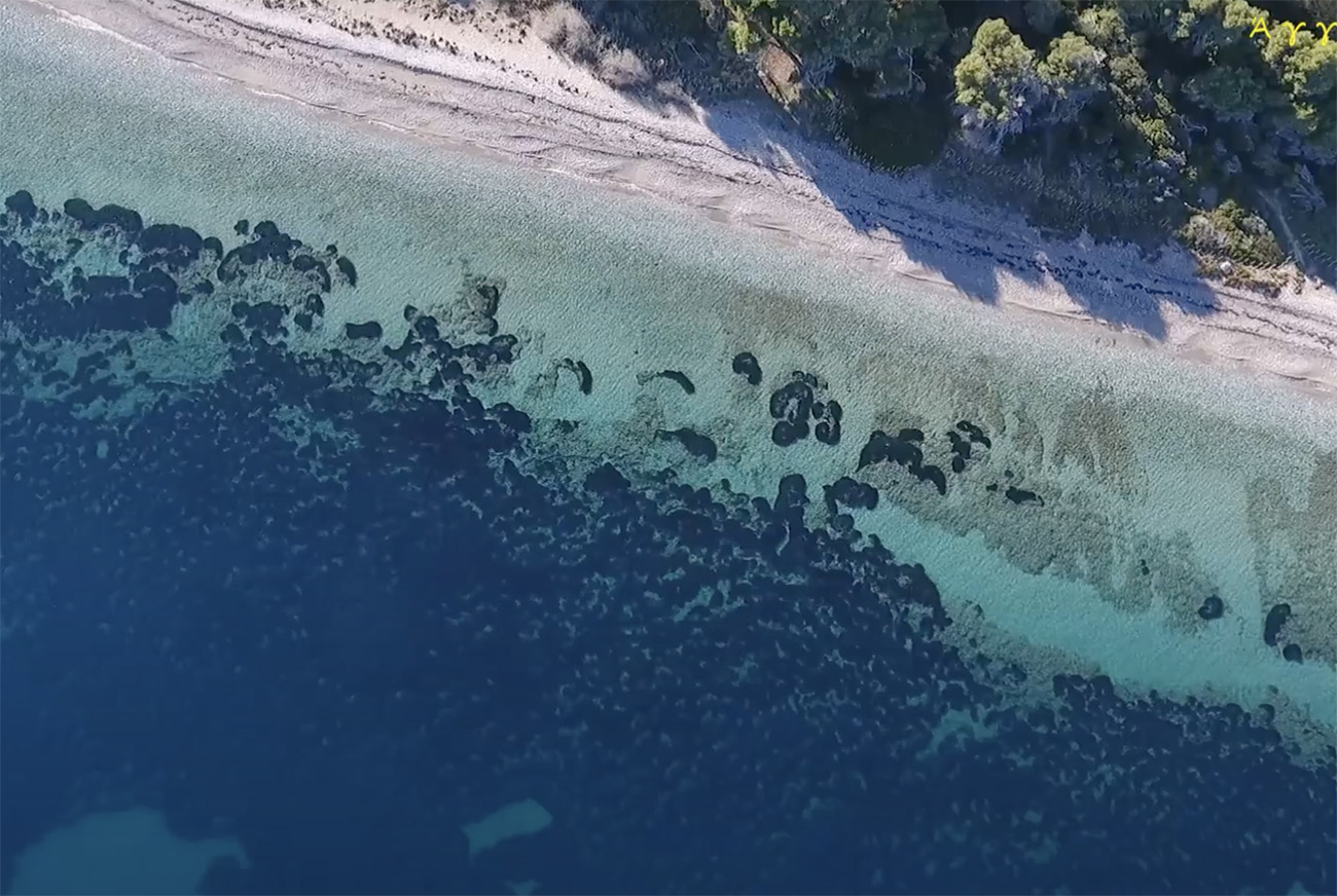 Η κρυστάλλινη παραλία δίπλα στην Αθήνα που ενέπνευσε τον Άγγελο Σικελιανό