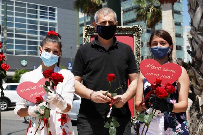 Γιορτή της Μητέρας: Χιλιάδες τριαντάφυλλα προσφέρθηκαν στις Πειραιώτισσες