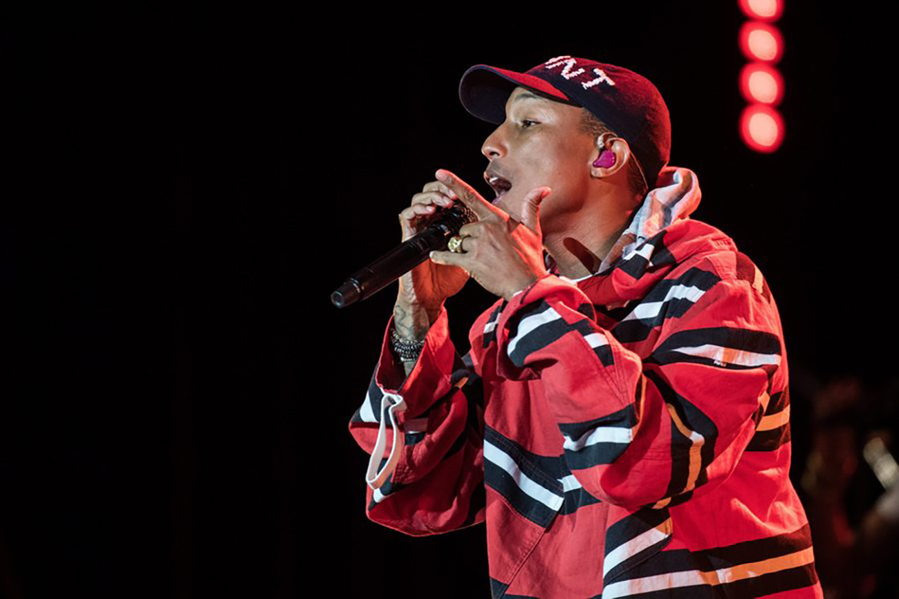 epa05423672 US musician Pharell Williams performs at the Moon and Stars Festival on the Piazza Grande in Locarno, Switzerland, 13 July 2016. The Moon and Stars music festival runs from 08 to 17 July.  EPA