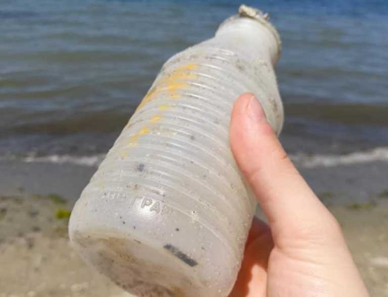 Θεσσαλονίκη: Δείτε πως βρέθηκε σε παραλία ένα πλαστικό μπουκάλι του 1980 – «Σκεφτείτε το καλά» (pics)