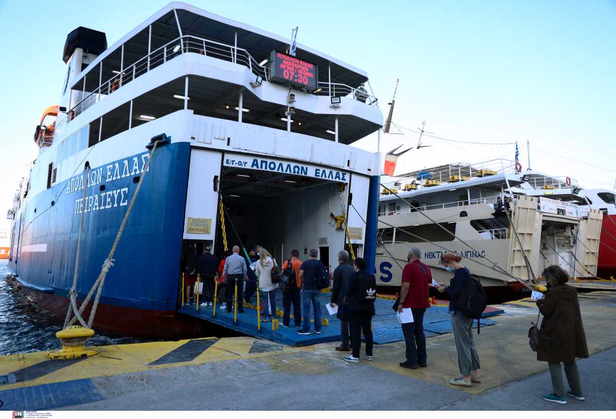 Αυξημένη κίνηση στο λιμάνι του Πειραιά: Με βεβαιώσεις στα χέρια ξεκινούν οι πολίτες για τα νησιά (pics, vid)