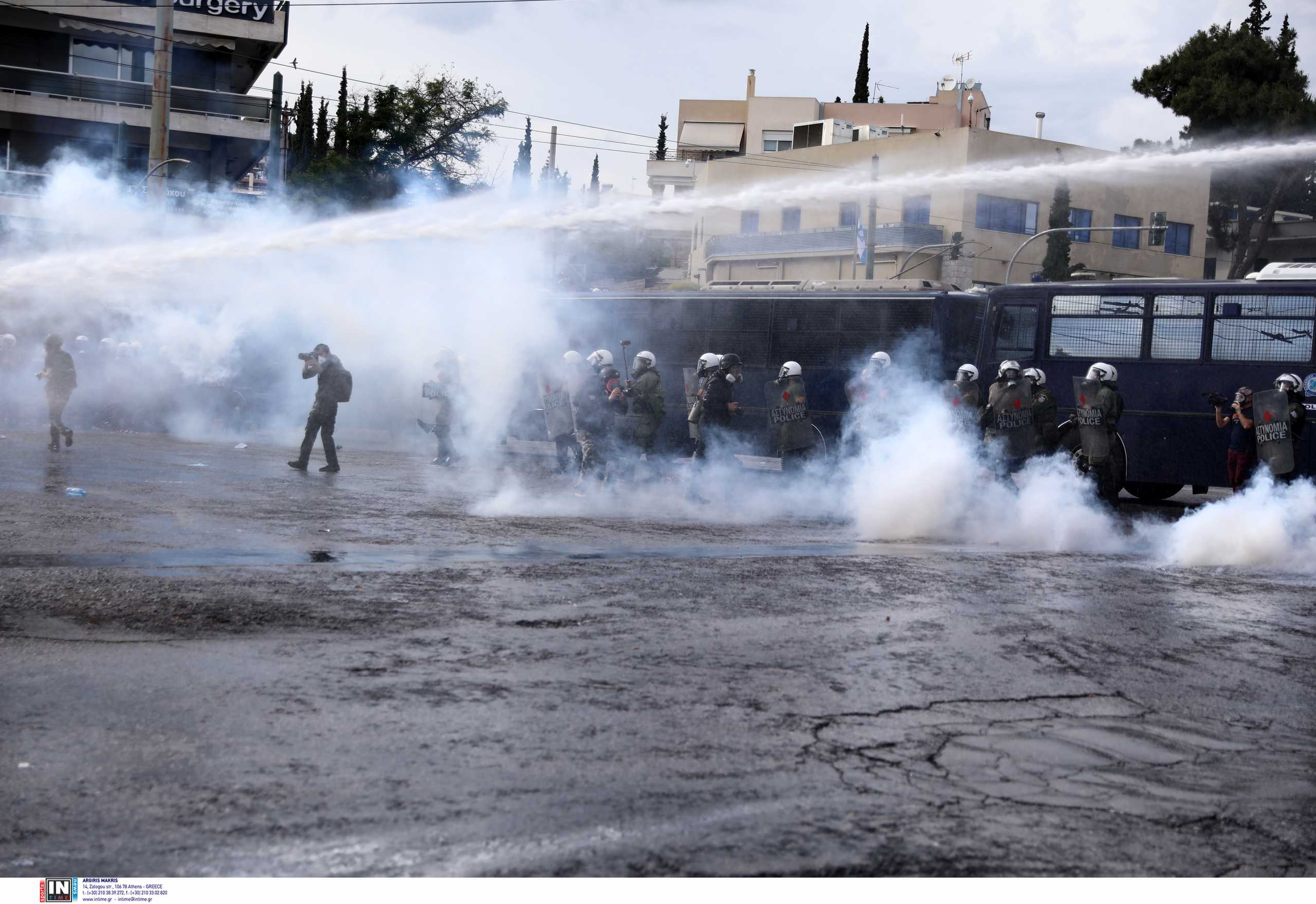 Ένταση και χημικά έξω από την πρεσβεία του Ισραήλ