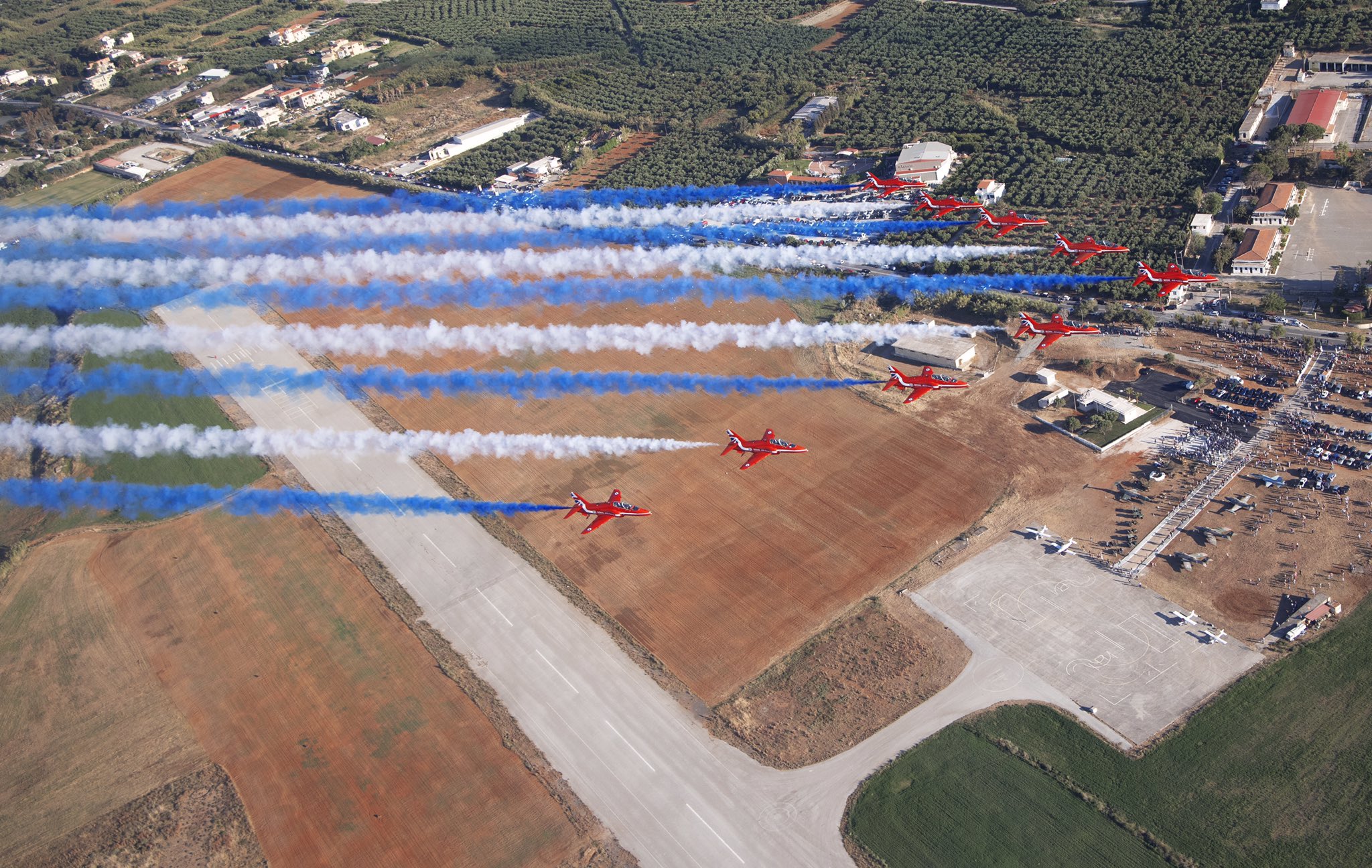 Red Arrows: Η βρετανική Πολεμική Αεροπορία τίμησε την ιστορική Μάχη της Κρήτης [vid]