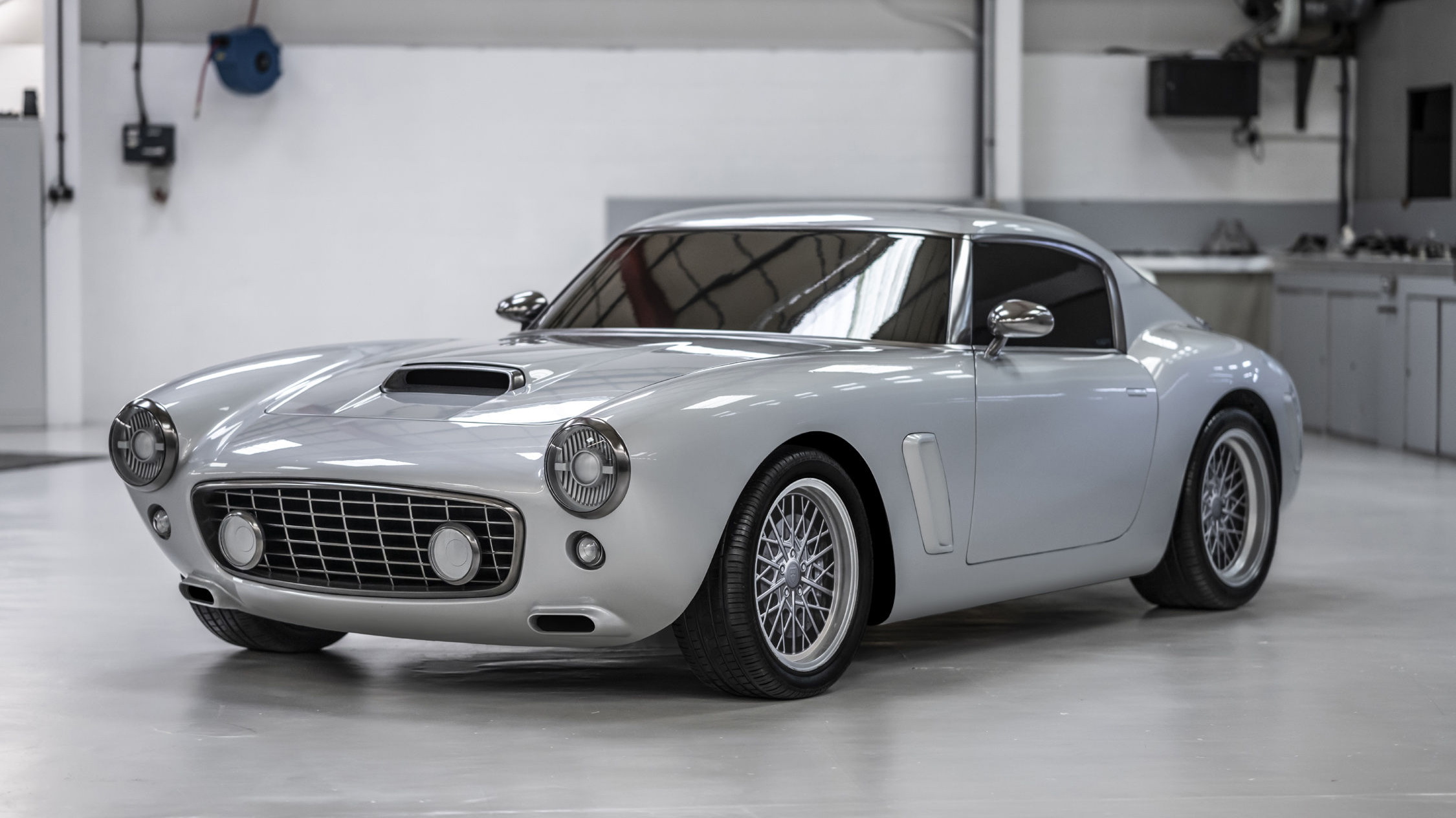 Βρετανική εταιρεία αναβιώνει τη θρυλική Ferrari 250GT SWB (video)