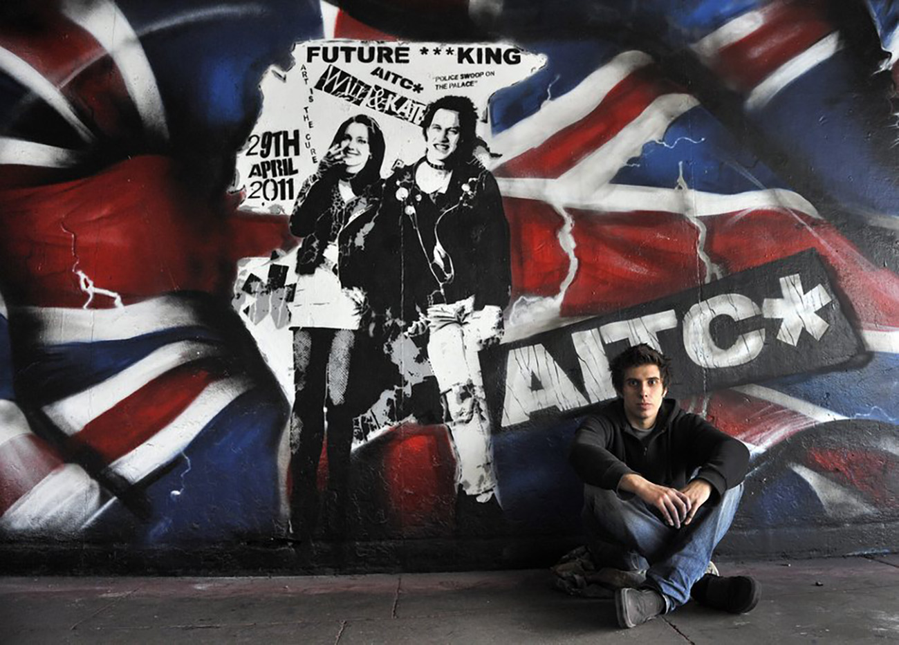 epa02574500 Street artist Rich Simmons with his mural of Prince William and Kate Middleton depicted as Sid Vicious, bassist of the seminal punk rock band the Sex Pistols, and his girlfriend Nancy Spungen at the Southbank in London, Britain, 10 February 2011. Prince William and Kate Middleton are to marry at Westminster Abbey, on 29 April 2011.  EPA