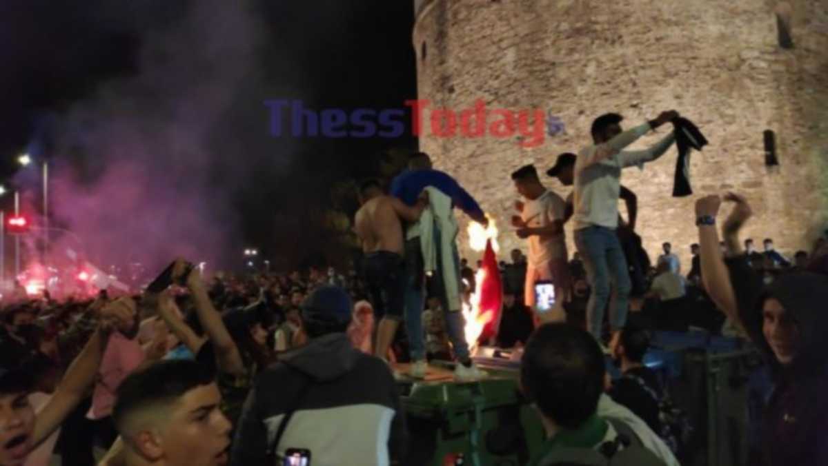 ΠΑΟΚ: Έκαψαν σημαία του Ολυμπιακού οι οπαδοί του «Δικεφάλου»