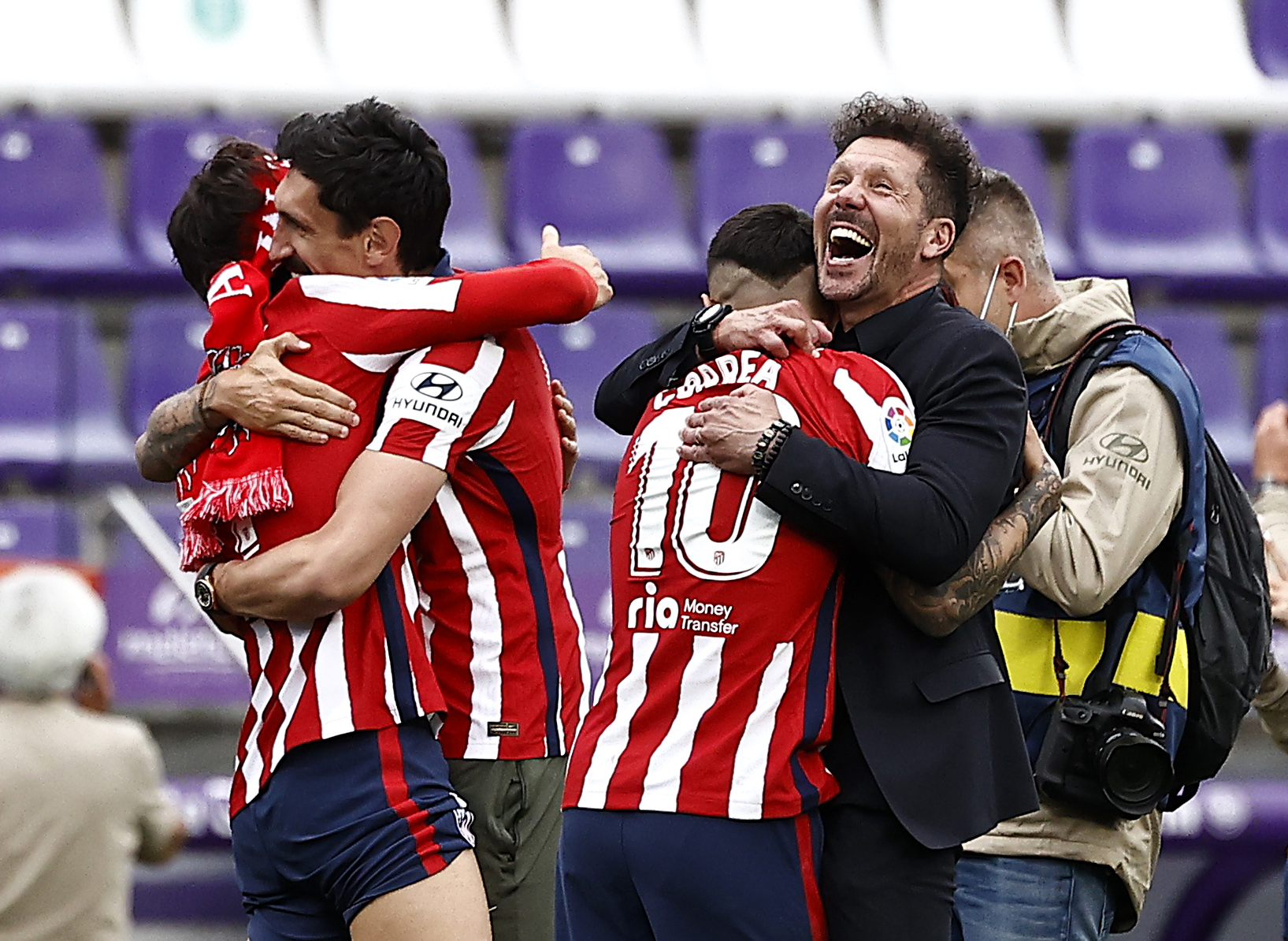 Soccer Football - La Liga Santander - Real Valladolid v Atletico Madrid - Estadio Jose Zorrilla, Valladolid, Spain - May 22, 2021 Atletico Madrid coach Diego Simeone celebrates winning La Liga Santander with players REUTERS
