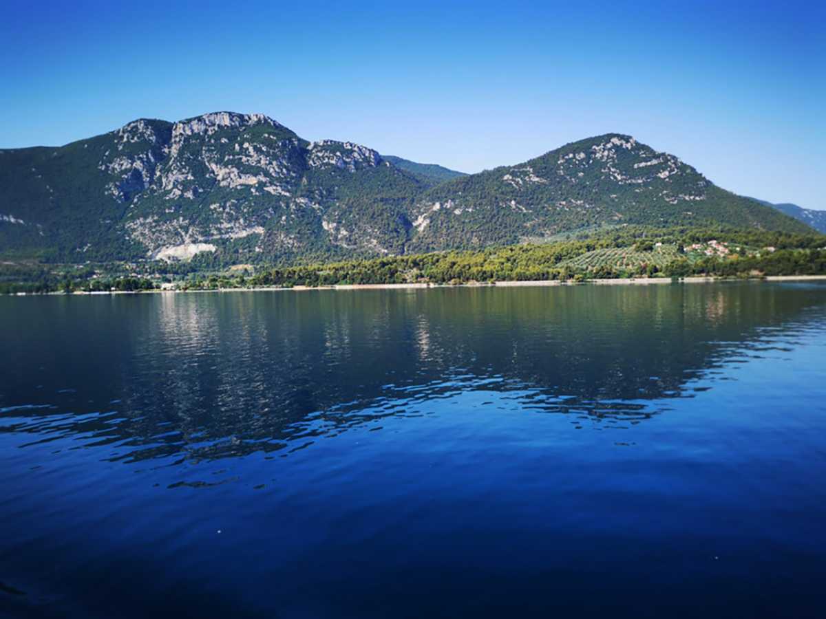 Εικόνες  από το νησί Σκιάθος , Δευτέρα 15 Ιουλίου 2019. Η Σκιάθος είναι προικισμένη από τη φύση με τη πυκνή βλάστηση που καλύπτει σχεδόν όλο το νησί με πευκοδάση και ελαιώνες, που ακουμπάνε στις θάλασσές της. Η Σκιάθος αναφερόταν και αναφέρεται μέχρι σήμερα με το ίδιο όνομα, από το γεωγράφο Στραβώνα μέχρι τον Κωνσταντίνο τον Πορφυρογέννητο. Η λαϊκή ετυμολογία της ονομασίας της προέρχεται από τη σκιά του όρους Άθωνα, με το οποίο συνορεύει. Η Σκιάθος βρίσκεται βορειοδυτικά στο Αιγαίο και αποτελεί το δυτικότερο νησί του νησιωτικού συμπλέγματος των Βορείων Σποράδων. ΑΠΕ-ΜΠΕ