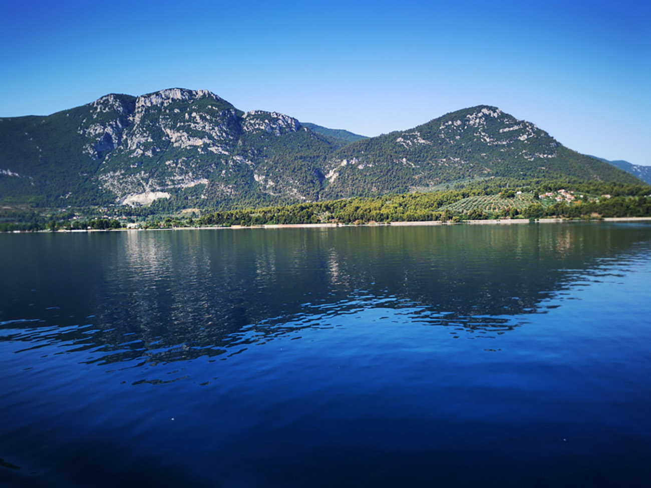 Εικόνες  από το νησί Σκιάθος , Δευτέρα 15 Ιουλίου 2019. Η Σκιάθος είναι προικισμένη από τη φύση με τη πυκνή βλάστηση που καλύπτει σχεδόν όλο το νησί με πευκοδάση και ελαιώνες, που ακουμπάνε στις θάλασσές της. Η Σκιάθος αναφερόταν και αναφέρεται μέχρι σήμερα με το ίδιο όνομα, από το γεωγράφο Στραβώνα μέχρι τον Κωνσταντίνο τον Πορφυρογέννητο. Η λαϊκή ετυμολογία της ονομασίας της προέρχεται από τη σκιά του όρους Άθωνα, με το οποίο συνορεύει. Η Σκιάθος βρίσκεται βορειοδυτικά στο Αιγαίο και αποτελεί το δυτικότερο νησί του νησιωτικού συμπλέγματος των Βορείων Σποράδων. ΑΠΕ-ΜΠΕ