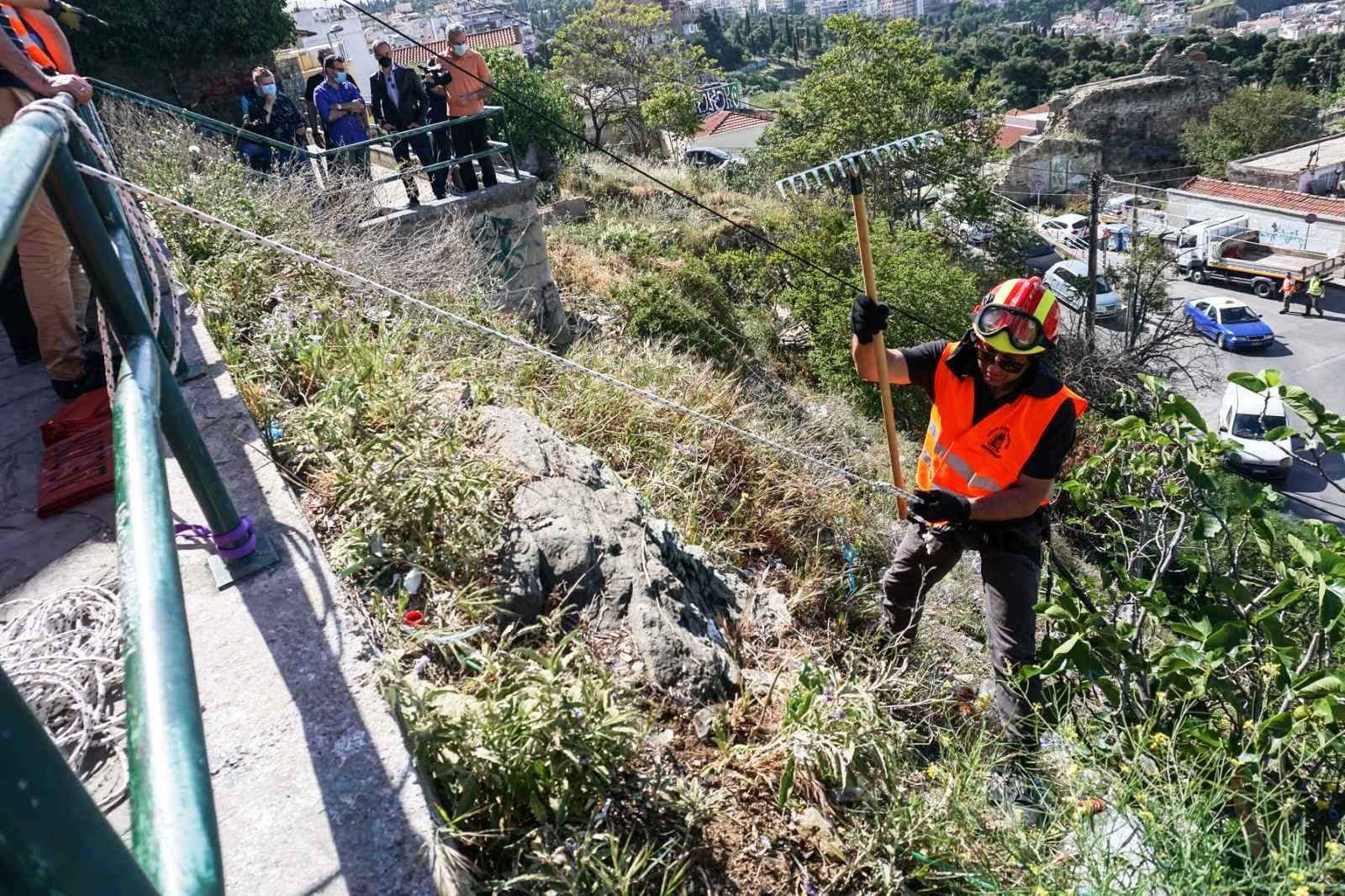 Θεσσαλονίκη: Έτσι καθάρισαν τη δύσβατη περιοχή που είχε μετατραπεί σε έναν απέραντο σκουπιδότοπο (pic)