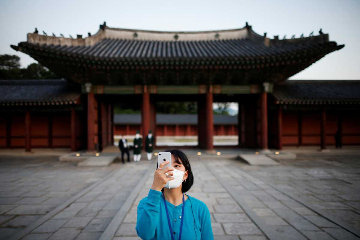 Νότια Κορέα: «Ελευθερώνονται» από τις μάσκες στους εξωτερικούς χώρους όσοι εμβολιάστηκαν