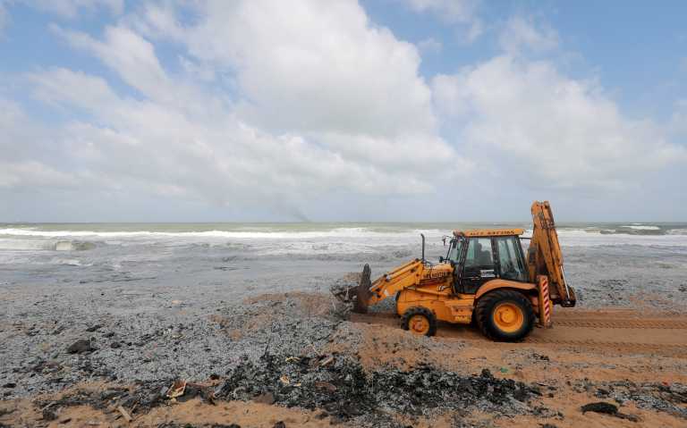 Σρι Λάνκα: Εκατομμύρια τόνοι πλαστικού απειλούν να γεμίσουν τις παραλίες της μετά από φωτιά σε πλοίο (pics)