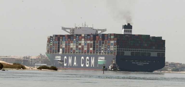 Αίγυπτος: Πλοίο μεταφοράς εμπορευματοκιβωτίων προσάραξε στο Σουέζ – Κανένα πρόβλημα στη Διώρυγα