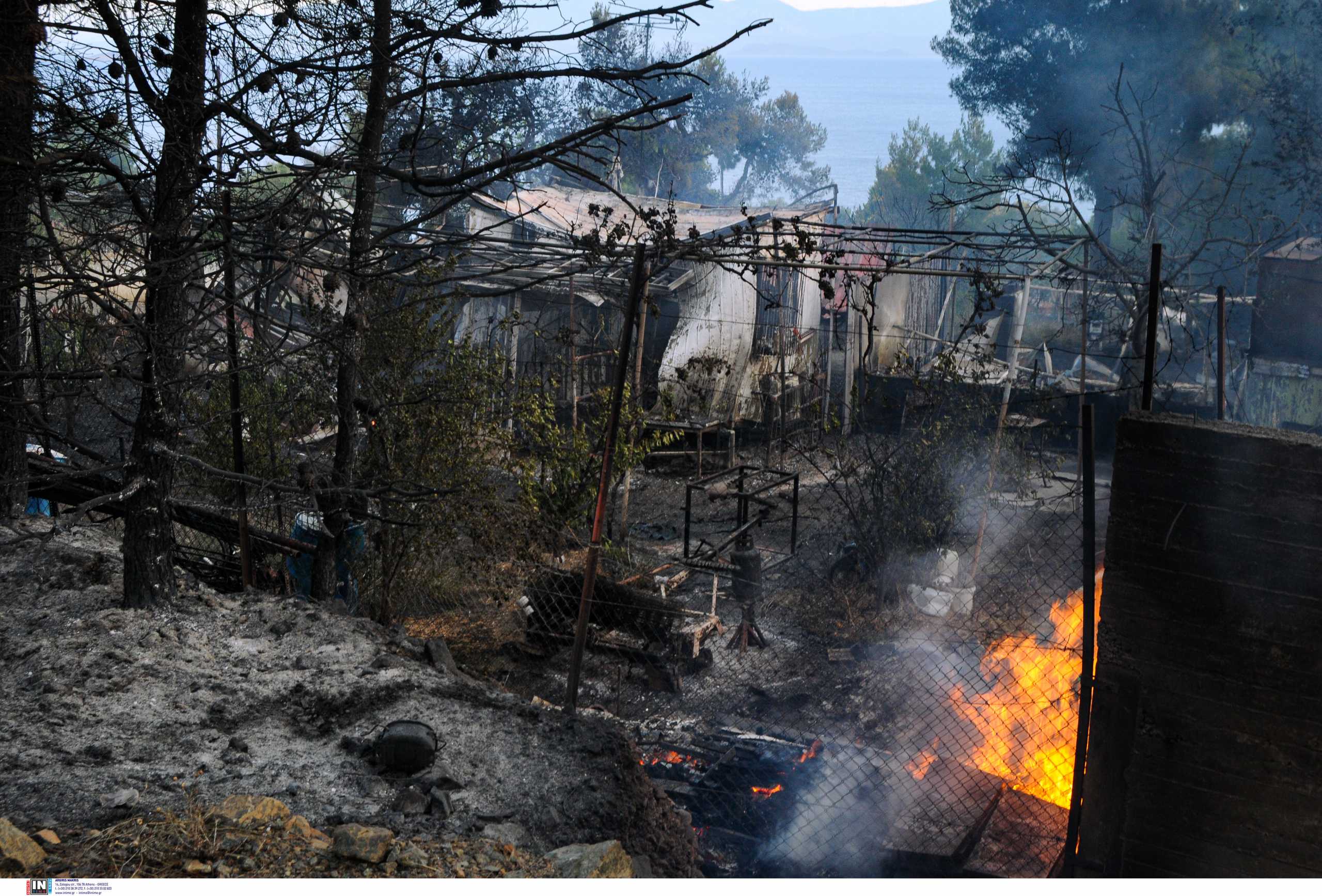Κατακαίει τα πάντα η φωτιά στον Σχίνο Κορινθίας - Καταστράφηκαν σπίτια, εκκενώθηκαν οικισμοί (pics, video)