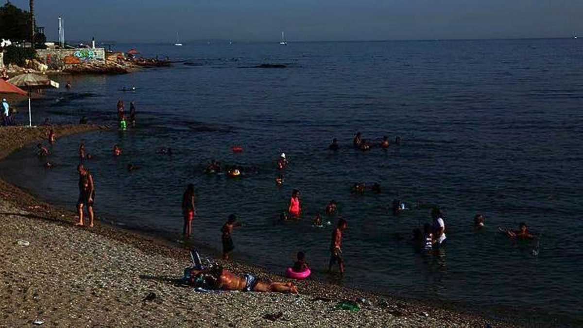 Πάτρα: Πολίστρια βούτηξε στη θάλασσα και έσωσε ηλικιωμένους που κινδύνευαν να πνιγούν