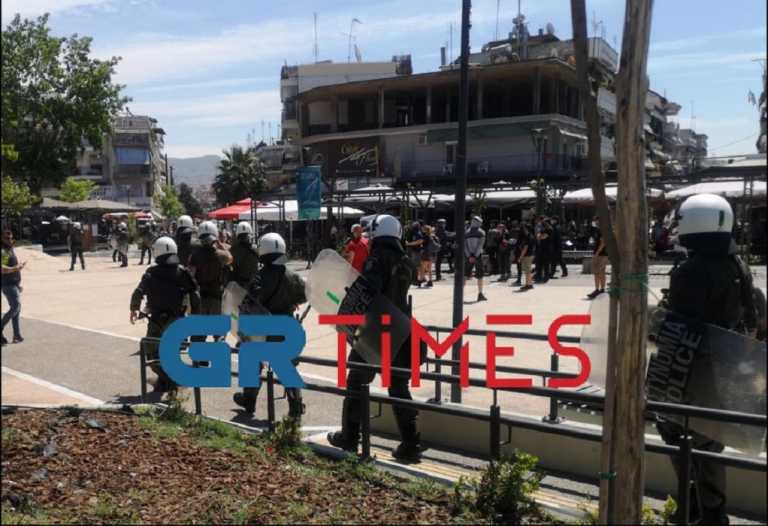 Θεσσαλονίκη: Ένταση σε διπλή συγκέντρωση – Aστυνομικοί απέτρεψαν τη σύγκρουση διαδηλατών (video)