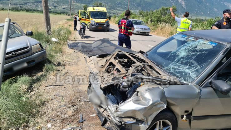 Λαμία: Σοβαρό τροχαίο με 4 τραυματίες – Αυτοψία στο σημείο της σύγκρουσης μετά το ατύχημα