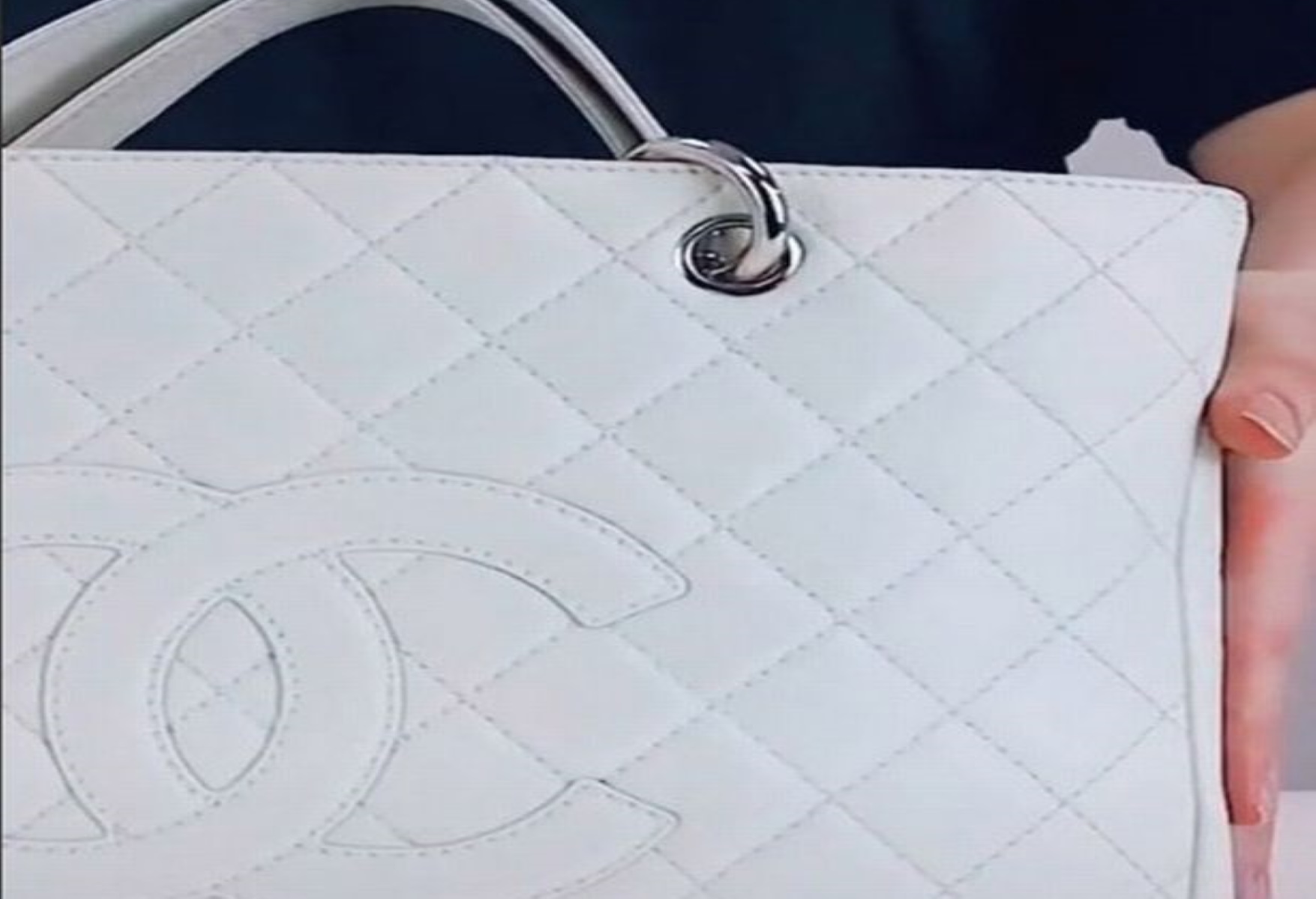 Αυτό συνέβη όταν η τσάντα Chanel έπεσε στα χέρια της 5χρονης κόρης της (pics)