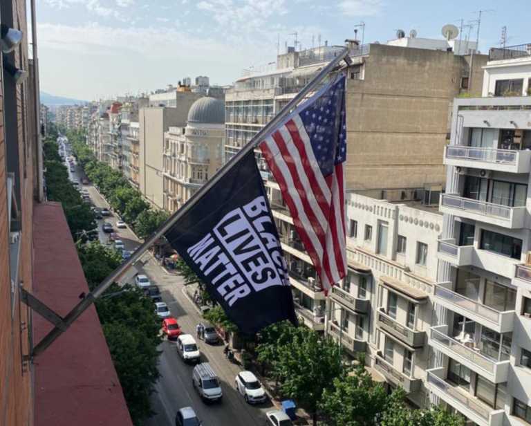 Πανό «Black Lives Matter» στην πρεσβεία των ΗΠΑ στην Αθήνα, σημαία στην Θεσσαλονίκη (pics, video)