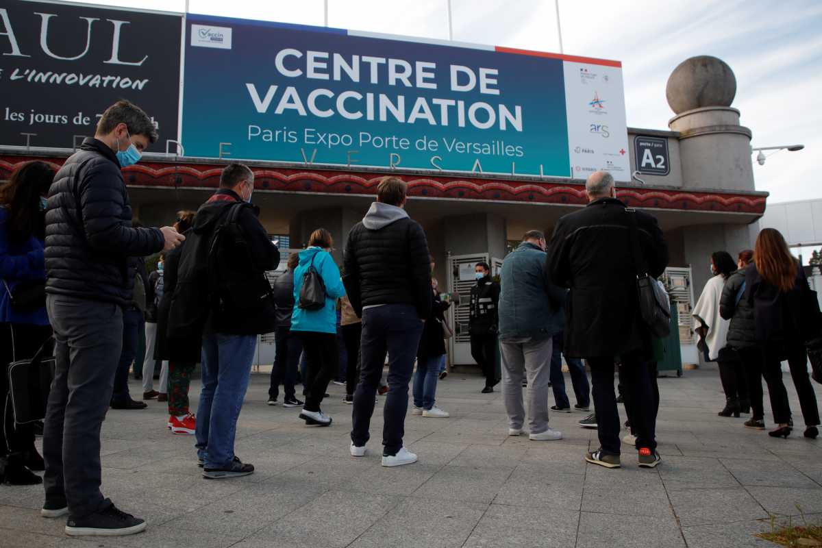 Γαλλία: Ανοίγει από σήμερα ο εμβολιασμός για όλους τους ενήλικες