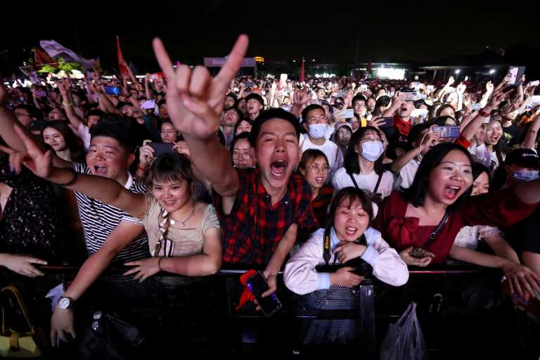 Η Γουχάν επιστρέφει στην κανονικότητα; Συναυλία με 11.000 θεατές (pics, vid)