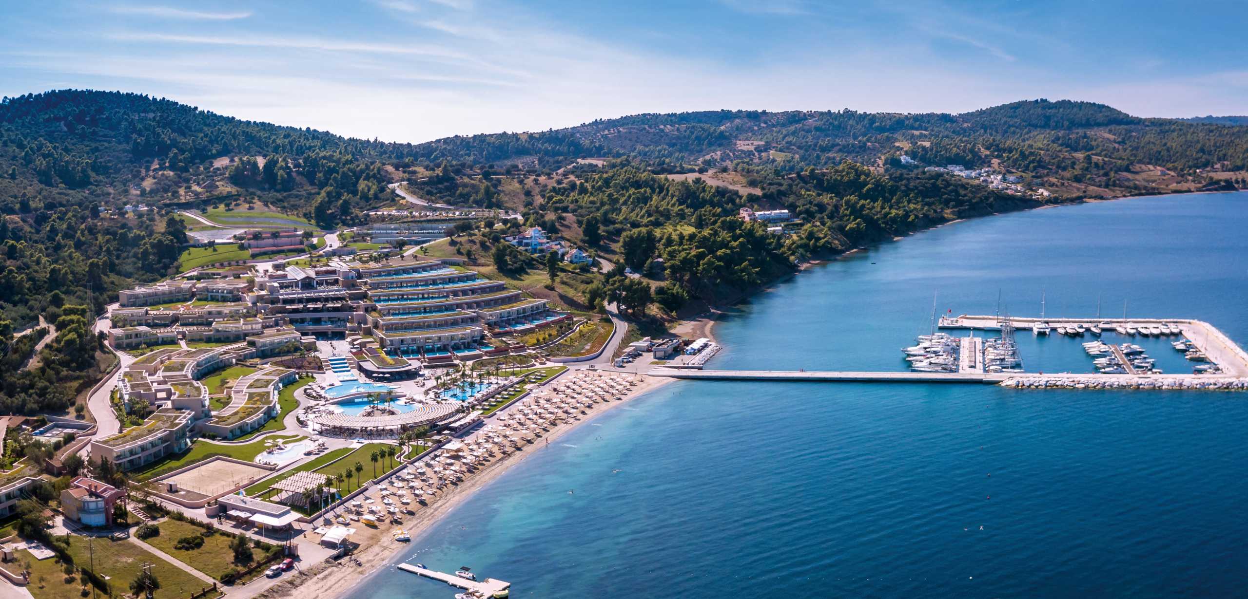 Ç åôáéñåßá Med Sea Health Á.Å., éäéïêôÞôñéá åôáéñåßá ôïõ Miraggio Thermal Spa Resort áíáêïéíþíåé ôçí Ýãêñéóç ôïõ ðñþôïõ ÕäÜôéíïõ Ðåäßïõ óôçí ÅëëÜäá, óôçí ðåñéï÷Þ ÊÜíéóôñï ÊáóóÜíäñáò ×áëêéäéêÞò Ýðåéôá áðü áßôçìá ðïõ åß÷å êáôáèÝóåé óôïõò áñìüäéïõò öïñåßò.
Ðñüêåéôáé ãéá ìéá åîáéñåôéêÜ óçìáíôéêÞ åðé÷åéñçìáôéêÞ ðñùôïâïõëßá ôçò Med Sea Health Á.Å. ðïõ ãéá ôçí õëïðïßçóç ôçò Ýãêñéóçò åðÝëåîå ùò áíÜäï÷ï ôçí åôáéñåßá «ÅëëçíéêÜ Õäáôïäñüìéá», ôçí ðñþôç åôáéñåßá ðïõ äñáóôçñéïðïéÞèçêå óôï ÷þñï ôùí Õäáôïäñïìßùí.

Óôï ÕäÜôéíï Ðåäßï óôï ÊÜíéóôñï ôçò ×áëêéäéêÞò èá õðÜñ÷åé ç äõíáôüôçôá íá ðñáãìáôïðïéïýíôáé êáèçìåñéíÜ ìÝ÷ñé Ýîé æåýãç ðôÞóåùí (ðñïóèáëÜóóùóç- áðïèáëÜóóùóç) áíÜ áåñïðïñéêÞ åôáéñåßá õäñïðëÜíùí áðü õäáôïäñüìéá áëëÜ êáé áðü ÷åñóáßá áåñïäñüìéá.

ÅíèïõóéáóìÝíïò ìå ôçí Ýãêñéóç åìöáíßóôçêå ï äéåõèýíùí óýìâïõëïò ôçò Med Sea Health Á.Å. ê. ÁëÝîáíäñïò Ãéáííáêßäçò: «Åßìáé ðïëý ÷áñïýìåíïò ãéáôß, ìå ôçí Ýãêñéóç áõôÞ Ýãéíå ðñáãìáôéêüôçôá Ýíá üíåéñï ðïõ Ý÷ïõìå ãéá ôçí åõñýôåñç ðåñéï÷Þ ôçò ×áëêéäéêÞò» Ðñüóèåóå üôé ðñüêåéôáé ãéá ìéá áñ÷Þ-ïñüóçìï ãéá ôïí ôïõñéóìü êáé ôçí ÅëëÜäá êáé üôé áõôÞ ç áöåôçñßá îåêéíÜ áð' ôï Miraggio.
«Ðñïïñéóìïß üðùò ç ×áëêéäéêÞ èá åßíáé ðëÝïí ðñïóâÜóéìïé ðéï åýêïëá, åíþ ïé åðéóêÝðôåò ðïõ âñßóêïíôáé åäþ, èá ìðïñïýí íá ðåôá÷ôïýí óå Ýíá íçóß ãéá åêäñïìÞ, ãéá ëßãåò åðéðëÝïí ìÝñåò äéáêïðþí Þ êáé ôï áíôßèåôï. ÐÝñá áðü ôá ðáóßãíùóôá íçóéÜ ôïõ Áéãáßïõ êáé ôçí ðñùôåýïõóá, ðëÝïí üóïé ïíåéñåýïíôáé íá Ýñèïõí óôçí ÅëëÜäá, èá ìðïñïýí íá ðñïóåããßóïõí êáé ôüðïõò ëéãüôåñï ãíùóôïýò êáé áíåîåñåýíçôïõò áëëÜ åîßóïõ üìïñöïõò, êáé íá ãåõôïýí ôçí áõèåíôéêÞ åëëçíéêÞ öéëïîåíßá», åßðå ï ê. Ãéáííáêßäçò.

ÌåôÜ ôçí áëëáãÞ éäéïêôçóßáò êáé äéïßêçóçò, ôï Miraggio Thermal Spa Resort ðáñïõóéÜæåé ôï íÝï ôïõ ðñüóùðï êáé ðñïóöÝñåé óôçí åõñýôåñç ðåñéï÷Þ Ýñãá ìå ìåãÜëåò ðñïïðôéêÝò åîÝëéîçò ãéá üëç ôçí ÅëëÜäá.